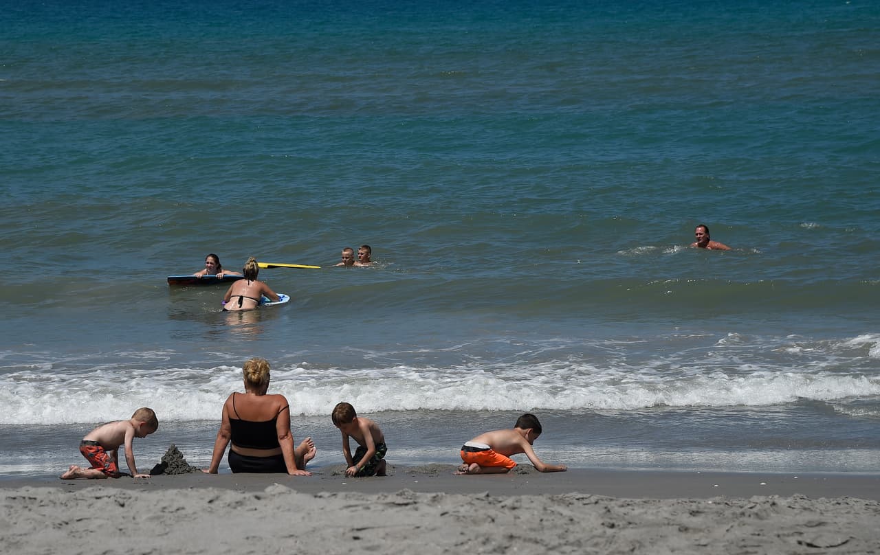 La bacteria se encuentra en el agua de mar cálida y las autoridades piden evitar ir a la playa si tiene heridas.