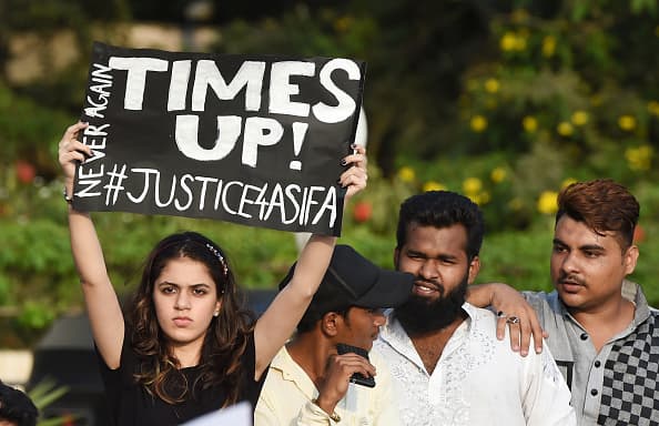 <b>"El tiempo se acabó" </b> y 
<b>"Nunca más"</b>. 'Times up' es el nombre del movimiento de apoyo a la lucha #metoo contra el acoso sexual en EEUU. Esta manifestante hace alusión a otras consignas de protesta estadounidense como la de #Neveragain, que usan los jóvenes por el control de armas. También pide justicia para Asifa, la niña víctima.
