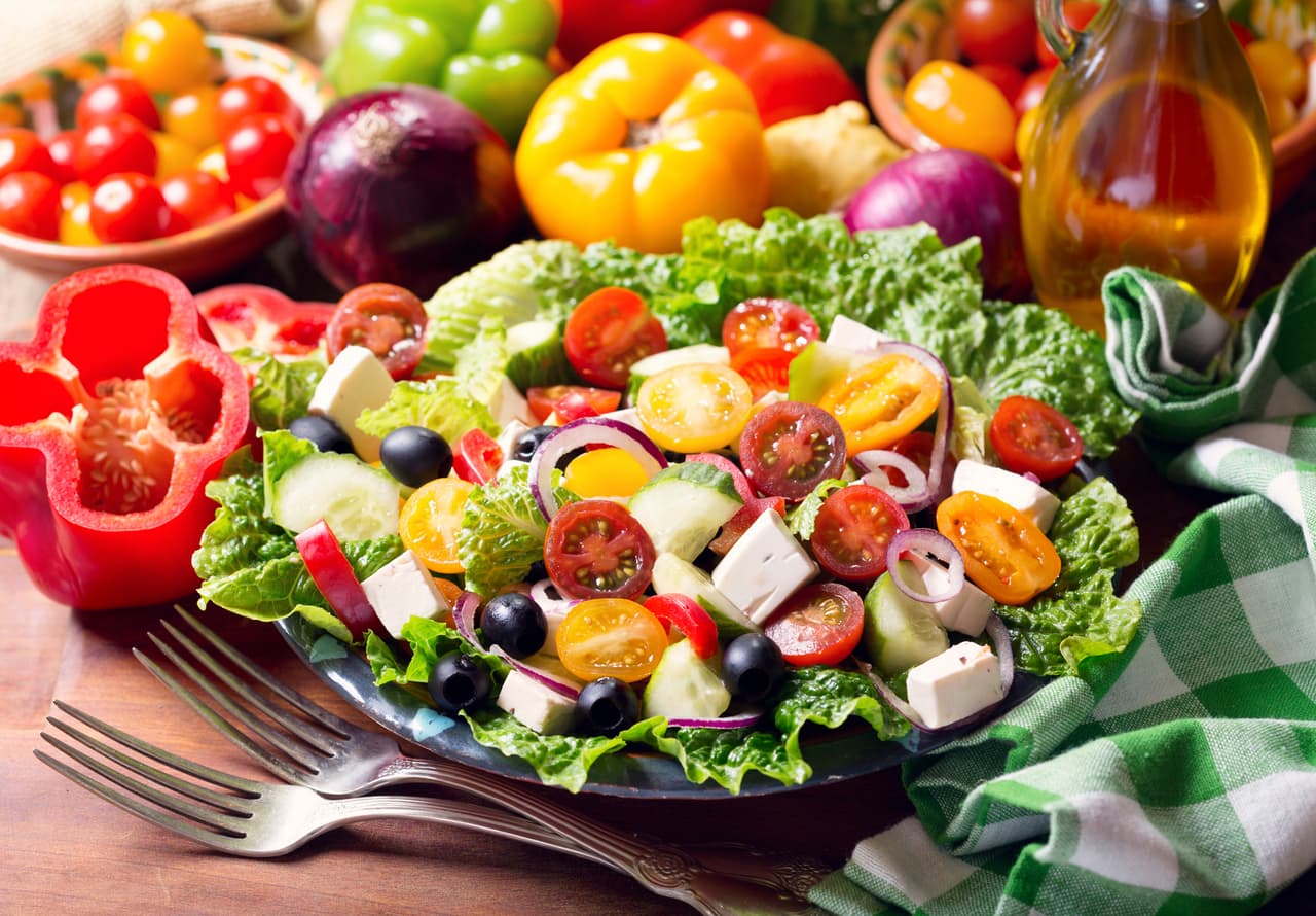 Pescados, carnes magras, granos, frutas, aceite de oliva extra virgen y frutos secos son los grandes protagonistas de la dieta mediterránea.