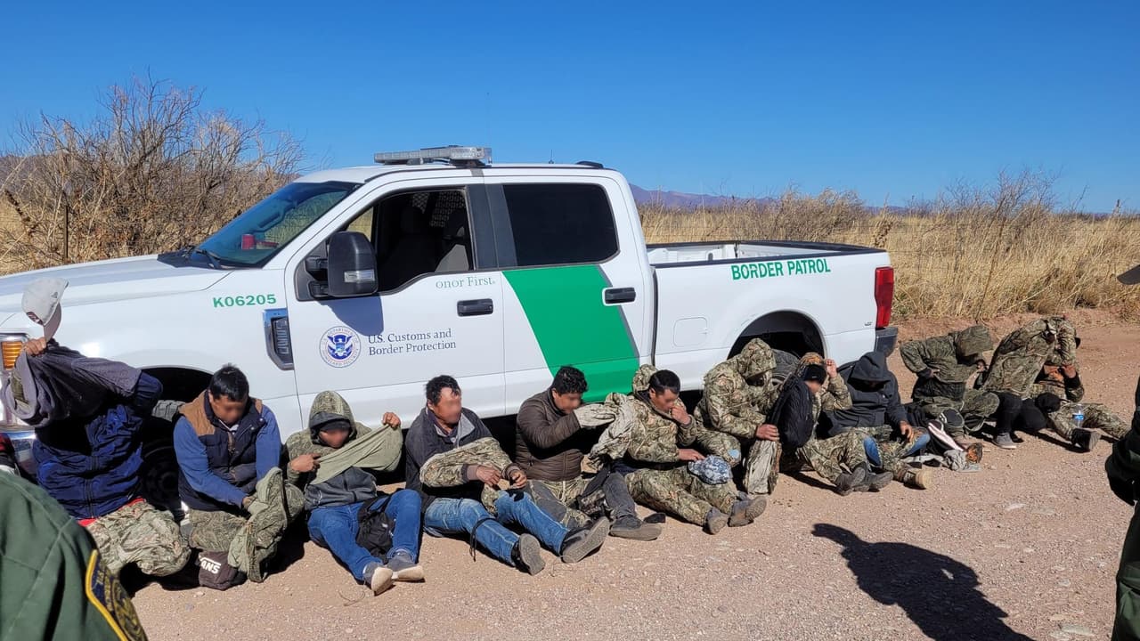 Agentes del Sector Tucson respondieron a un grupo de cuatro migrantes que cruzaron la frontera ilegalmente. Mientras buscaban en el área, otros nueve migrantes fueron localizados y detenidos. El sector Tucson patrulla 272 millas lineales.