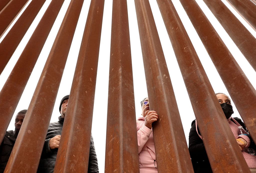 El gobierno de Trump planea revivir el Título 42, la política que permitió la expulsión acelerada de migrantes en la frontera: CBS
