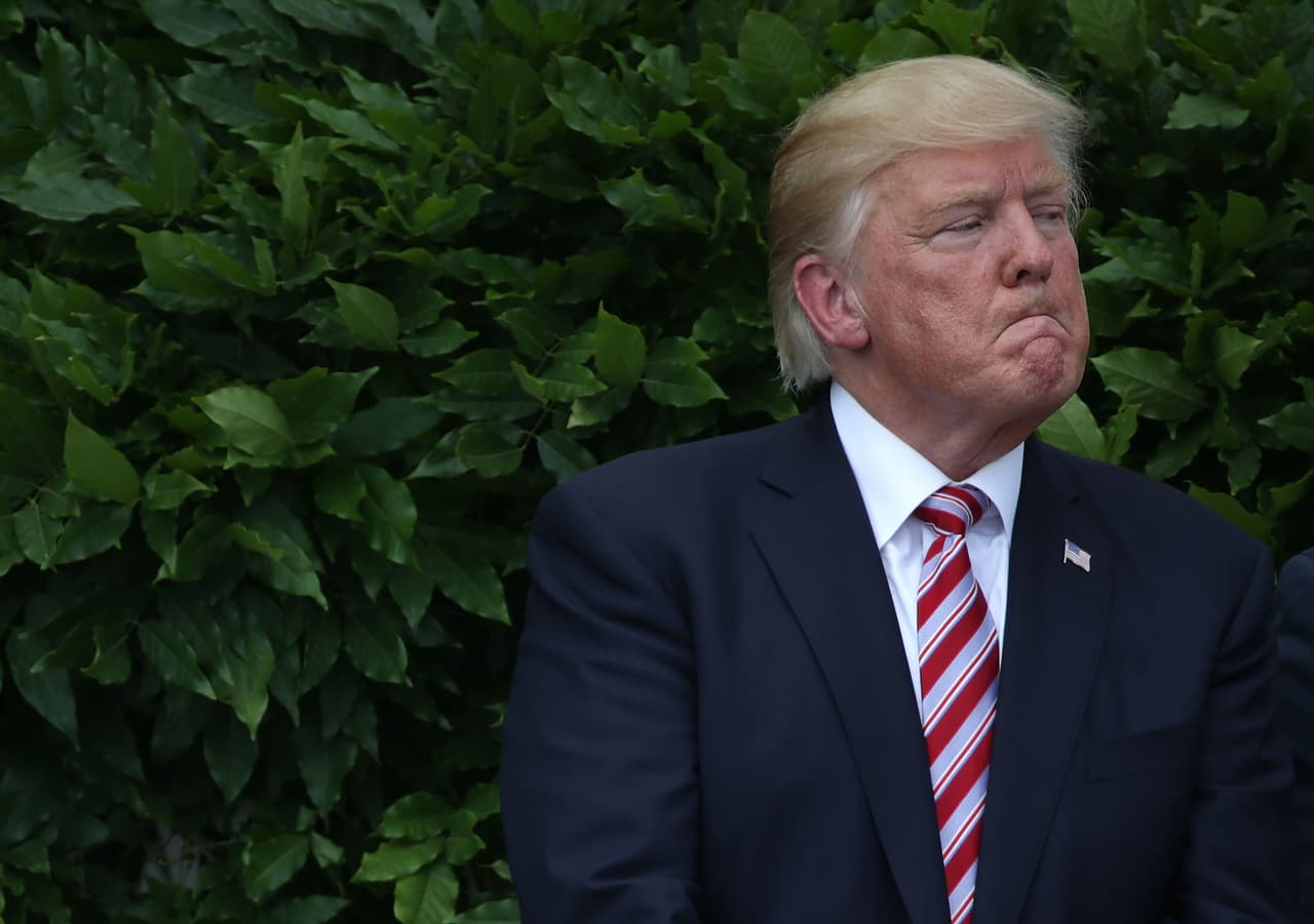 La polémica se encendió cuando el presidente Donald Trump afirmó que se debería despedir a quienes hagan ese gesto en NFL. El mandatario ha arremetido contra jugadores y la propia liga.