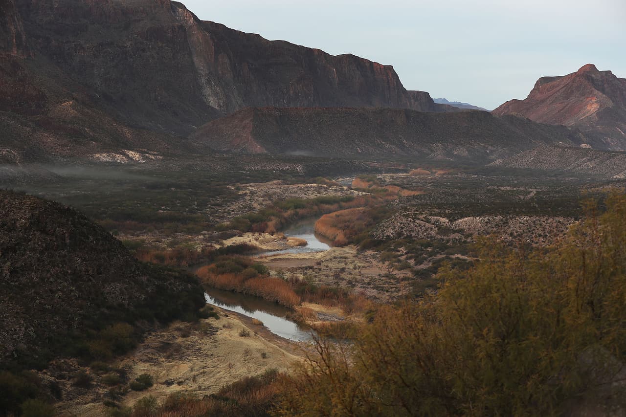 <b>Parque Big Bend </b>
<br>Ubicado en la frontera entre Estados Unidos y México en el oeste de Texas, Big Bend Ranch es el parque estatal más grande de Texas. El parque abarca más de 300,000 acres de terreno y también ha sido designado como parte del 'Internacional Dark Sky', por lo que es perfecto para ver las estrellas.