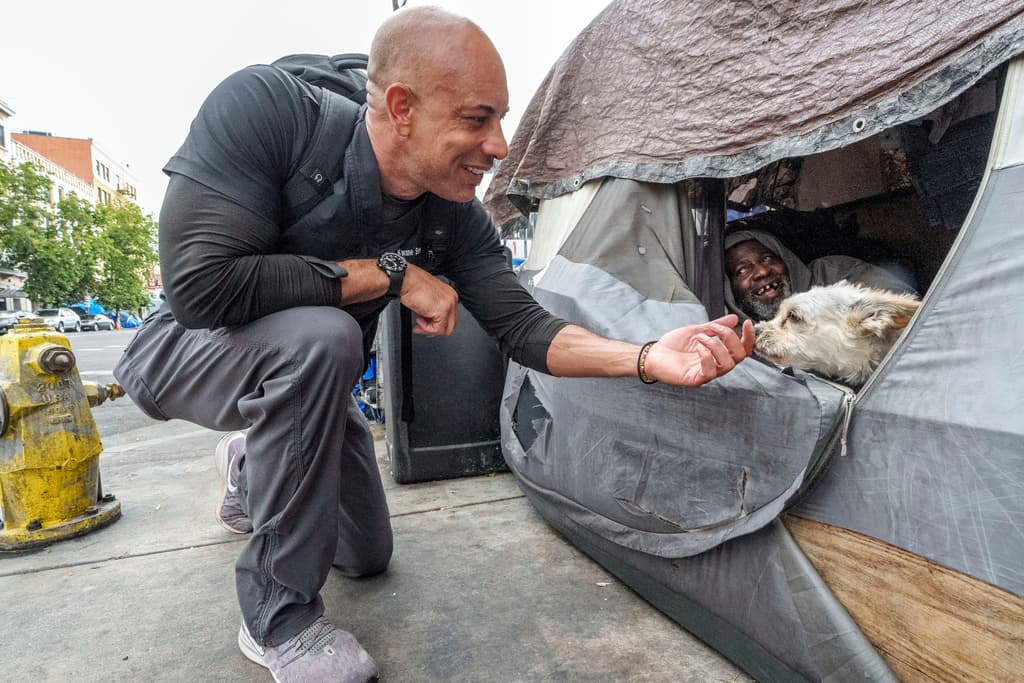 La despensa, localizada en el 'Community Refresh Spot', del 544 en la avenida Towne, está llena con los mismos alimentos que el veterinario le da a sus mascotas. "Los perros de la calle 
<b>no merecen menos</b>", aseguró Stewart, que cuenta con el respaldo de la organización sin fines de lucro 'Project Street Vet'.