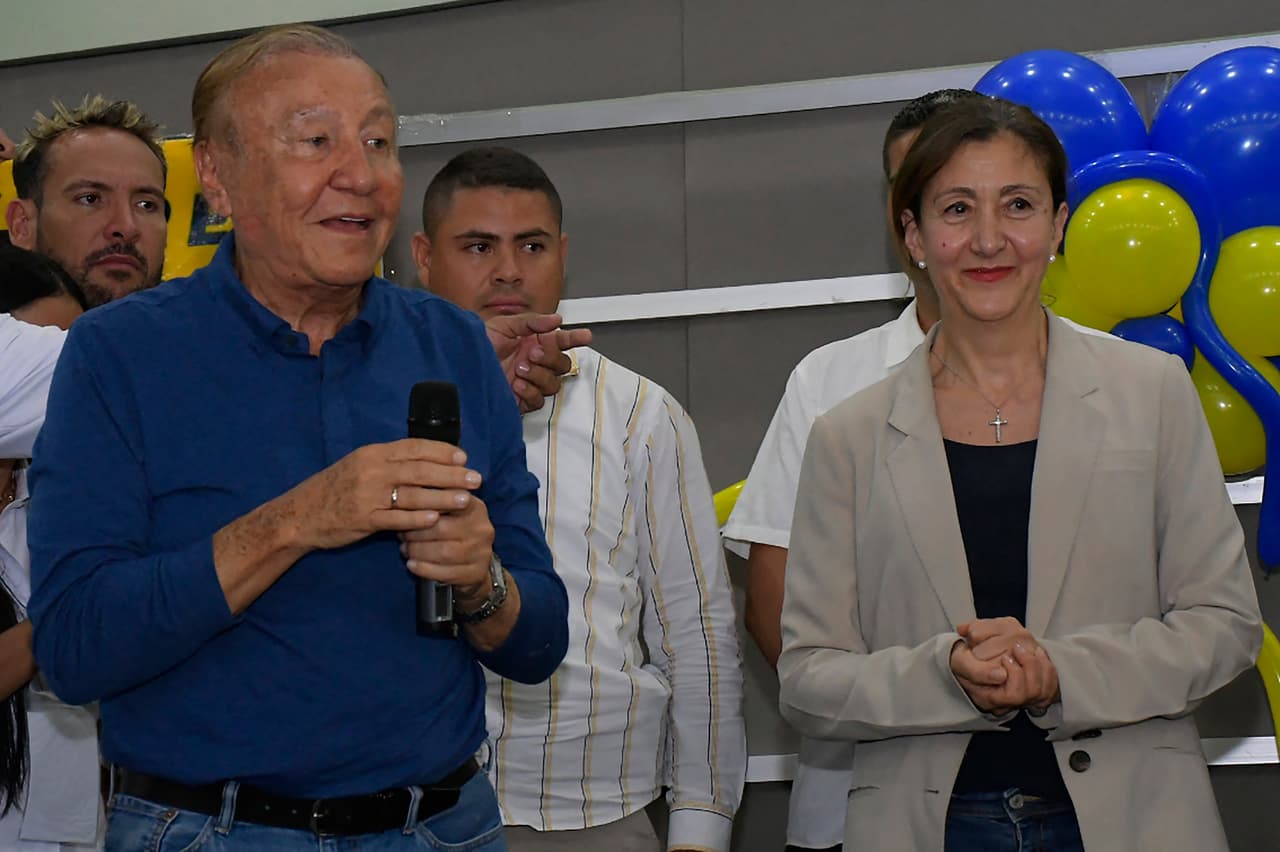 Hernández junto a la retirada candidata presidencial Ingrid Betancourt. Si bien Petro lidera en intención de voto seguido por Gutiérrez, son seis aspirantes en contienda y Hernández se posiciona como el tercero. 
<br>