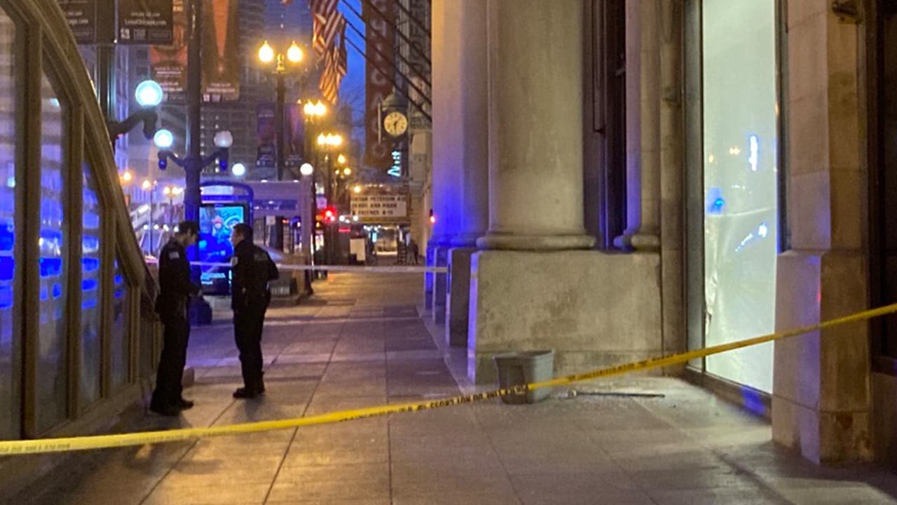 Cerca de las 4:30 a.m. un par de sujetos ingresó a una tienda Macy's ubicada en el 111 al Norte de la Calle State, en el Centro de Chicago.