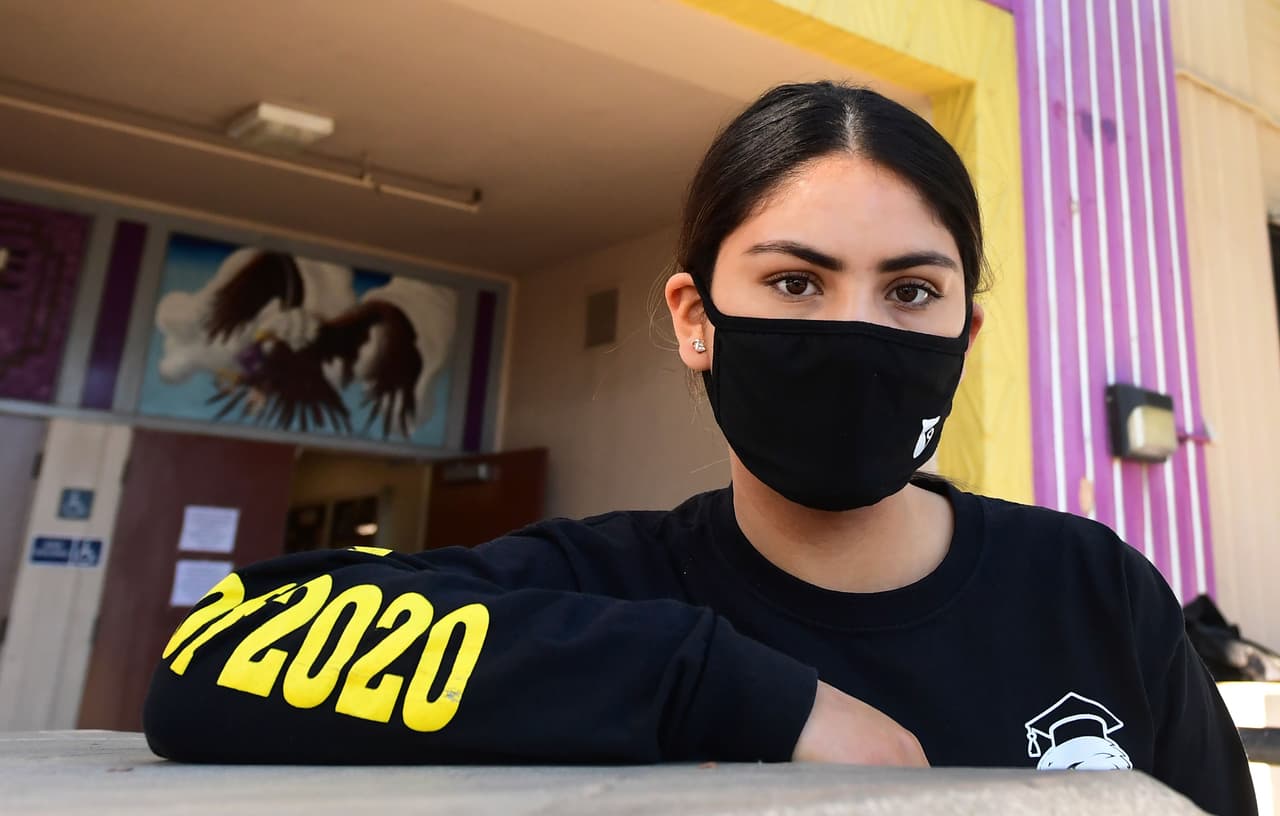 Con la Ley CARES, el paquete de estímulo económico aprobado en marzo, se supendieron los intereses y pagos para la mayoría de las personas con préstamos estudiantiles federales hasta el 30 de septiembre de 2020. La Ley HEROES extendería este beneficio hasta septiembre de 2021.