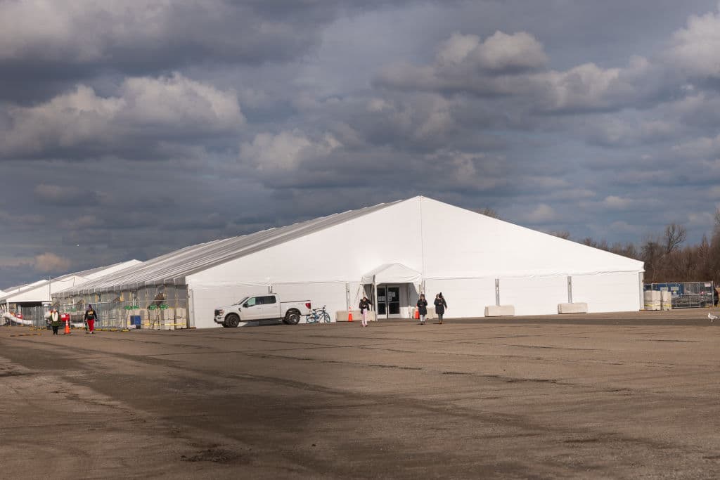 Las autoridades de Nueva York planean cerrar un refugio para migrantes ubicado en Brooklyn antes de la toma de posesión de Donald Trump como presidente en enero de 2025, de acuerdo con el diario The New York Times y medios locales.