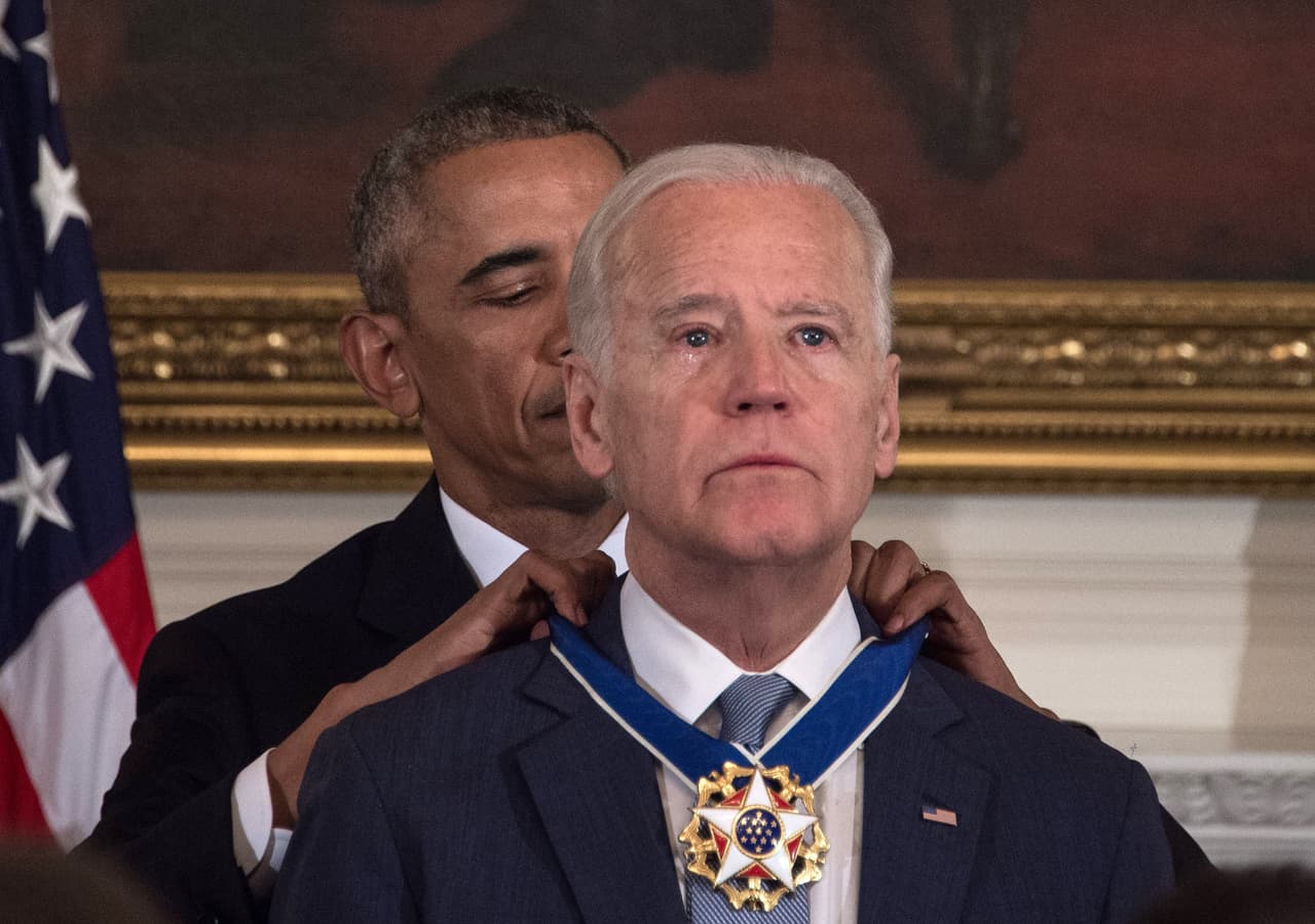 El 12 de enero de 2017 el presidente Obama le 
<a href="https://www.univision.com/noticias/politica/obama-sorprende-a-biden-al-entregarle-la-medalla-de-la-libertad-la-mayor-condecoracion-civil"><u>entregó la Medalla Presidencial de la Libertad a Biden</u></a>, la mayor condecoración que puede recibir un civil en Estados Unidos.