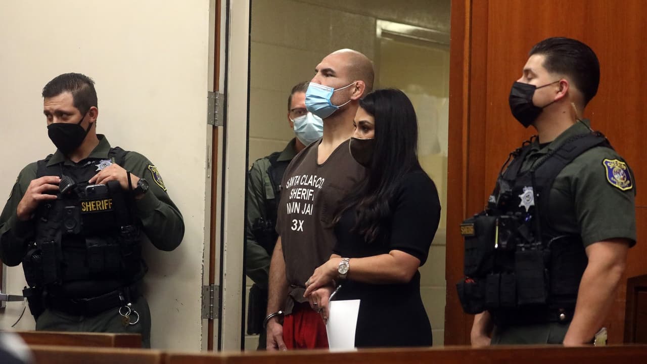 Caín estuvo preso durante ocho meses por cargos de intento de homicidio contra 
<a href="https://www.univision.com/local/san-francisco-kdtv/cain-velasquez-excampeon-ufc-detenido-tiroteo-san-jose">Harry Goularte Jr</a>, el hombre que presuntamente abusó de su hijo de 4 años en una guardería al sur de la Bahía de San Francisco.