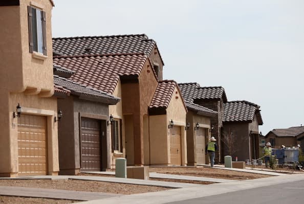 Además, existen préstamos y programas que cada ciudad en California ofrece para ayudar a las personas que desean comprar una casa. 
<b>“Cada ciudad tiene programas para las personas que son primeros compradores</b>, entonces hay dinero disponible, pero mucha gente no va a la ciudad a preguntar. Siempre debe hacer la investigación adecuada, y si usted es una persona que tiene bajos ingresos, y es primer comprador, las ciudad también tienen estos programas”, explicó Guamán.