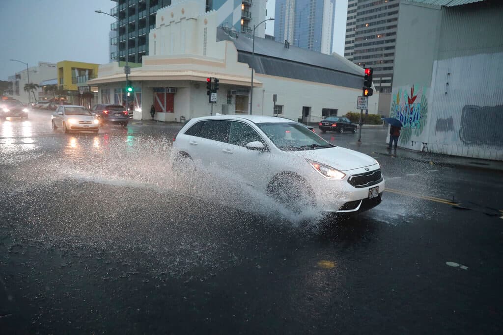 El sistema meteorológico invernal conocido como 
<b>'Kona low' activó alertas de emergencia durante todo el fin de semana</b>, al tiempo que provocaba viento, lluvia e incluso ventiscas en algunas de las zonas más altas de Hawaii. El fin de semana se emitió una alerta de ventisca para la cumbre más alta del estado, Mauna Kea, en la Isla Grande. Lee también: 
<a href="https://www.univision.com/local/san-francisco-kdtv/rio-atmosferico-riesgo-inundaciones-california-area-de-la-bahia">Qué son los ríos atmosféricos.</a>