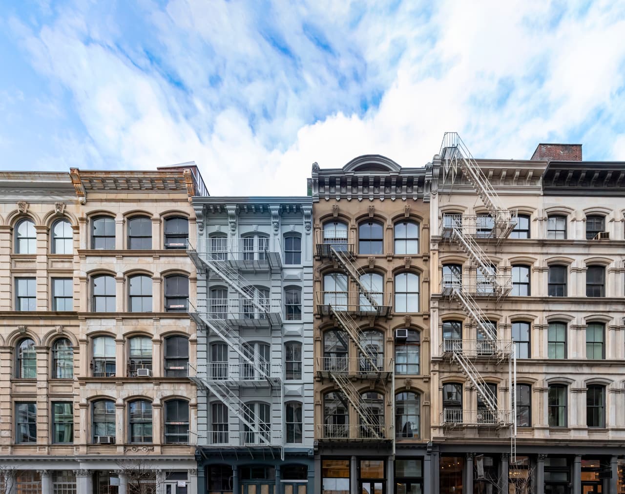<b>Nueva York: Nueva York. – Obtuvo 58.48 de 100 puntos dentro de las mejores ciudades de clase media para vivir</b>. La llamada 'Gran Manzana' es quizá una de las ciudades más famosas del país y aunque el costo de vida es alto, las oportunidades laborales y de desarrollo son igualmente amplias, por lo que es una buena opción para establecerse. Asimismo, es una ciudad multicultural que ofrece opciones para todo tipo de gustos y edades. 
<br>
