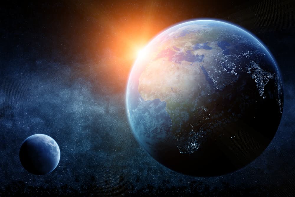 Para que tengas idea. Cuando decimos que “el Sol está en oposición con la Luna” esto quiere decir que mirando desde la Tierra a un lado está el Sol, y frente por frente la Luna que lo refleja como un espejo, es la fase de la Luna llena o plenilunio.