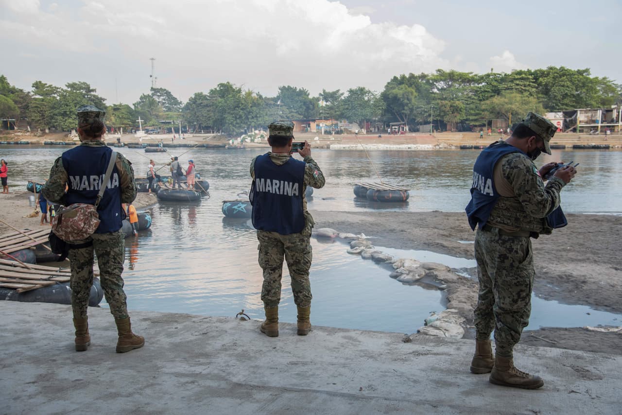Militares mexicanos patrullan el río Suchiate, en Chiapas. Hasta ahora la caravana no ha llegado a este punto de la frontera entre México y Guatemala. 
<br>