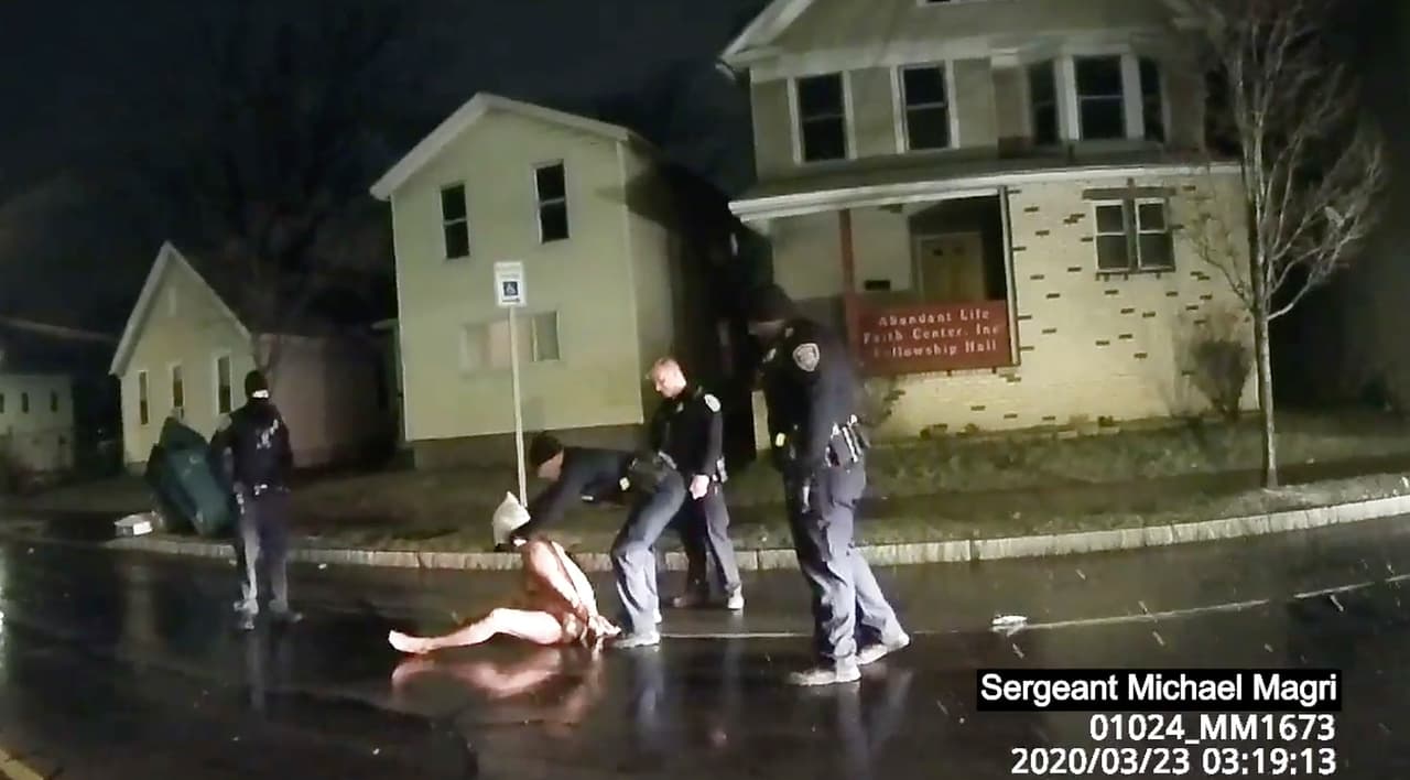 Murió asfixiado después de que los policías le pusieran una capucha en la cabeza: familia revela video y pide justicia