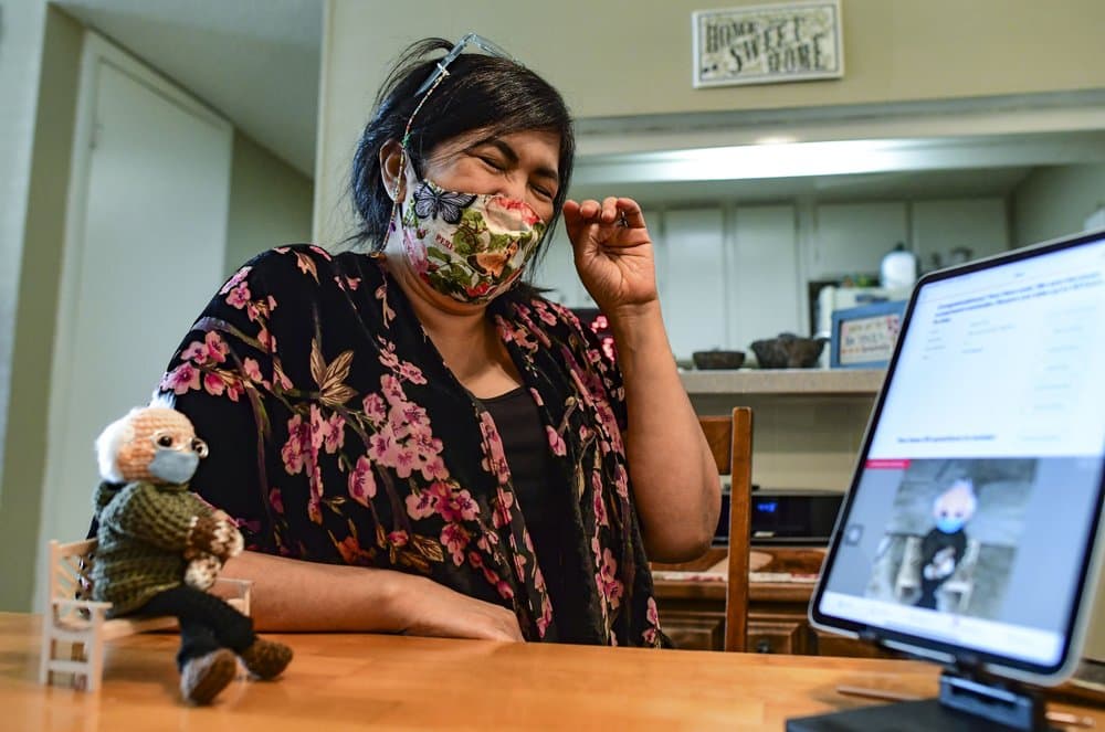 "Es alucinante porque sabía que Bernie era tendencia por esa foto y 
<a href="https://apnews.com/article/bernie-sanders-media-fashion-social-media-texas-7a704531e6fd5d5bb3a8aae5f7a98710" target="_blank">ya tenía un patrón de Bernie y un muñeco de Bernie</a>. Así que fui a buscarlo y lo modifiqué rápidamente", dijo su creadora, entrevistada por la agencia AP. "Las manoplas no son tan difíciles, es sólo un poco de cambio de color, una puntada especial", añadió King, que vive en Corpus Christi, Texas.