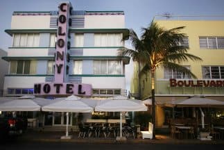 Adicionalmente las piscinas de los hoteles deben cerrar antes de las 8:00 pm, durante el fin de semana del 4 de Julio. Solo se puede ingerir bebidas alcohólicas desde las 11:00 am hasta las 8:00 pm alrededor de ella.