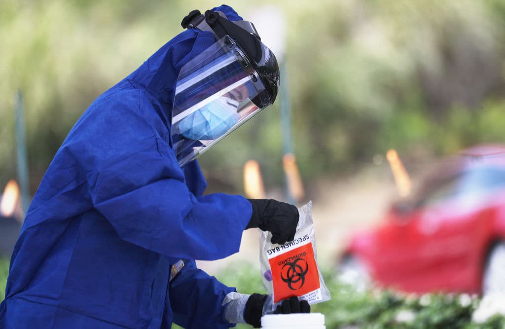 <b>1 DE ABRIL</b>. El gobernador irmó una orden ejecutiva que permite el uso inmediato de fondos para gastos de la Cuenta de Operaciones de Emergencia y Respuesta a Desastres del estado. También firmó un acuerdo con autoridades escolares para apoyar la instrucción de estudiantes durante la pandemia.
