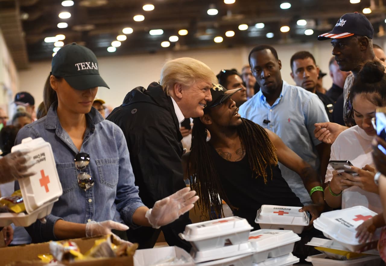 Esta vez la agenda del mandatario se concentró más en trabajo humanitario y en compartir con las víctimas. Aquí posó con uno de los damnificados que está refugiado en el estadio NRG de Houston.