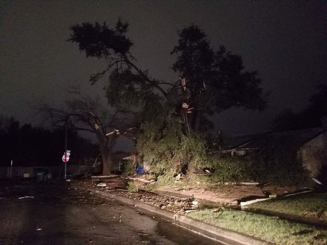 Usuarios de redes sociales compartieron imágenes de los daños provocados por las tormentas severas y tornados que afectaron en centro de Texas.