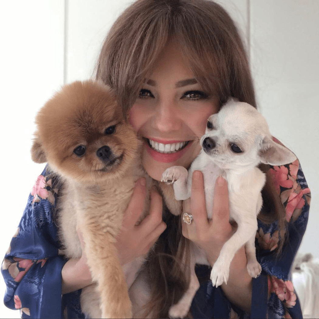 ¡Qué ternura! Aquí vemos a 
<a href="https://www.univision.com/temas/thalia"><b>Thalía</b></a> con sus 2 amores perrunos.
