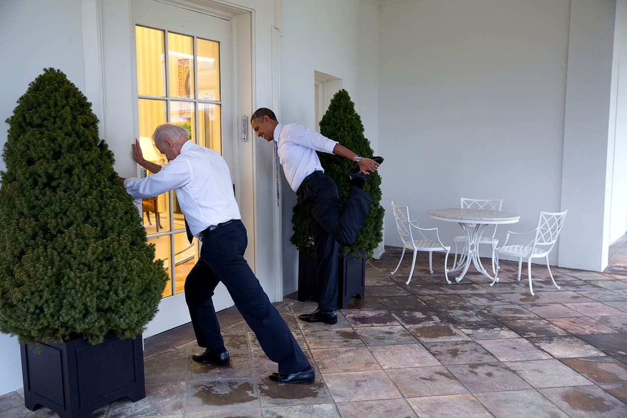 Y en esta foto, no tuvieron reparo en quitarse sus sacos de político y ponerse contra la pared a hacer maromas a manera de calentamiento físico, para apoyar la campaña 'Let´s move' que la primera dama, Michelle Obama, patrocinó desde la Casa Blanca.