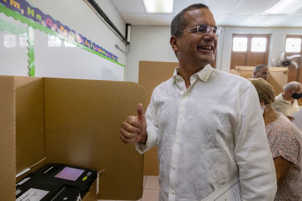 Pierluisi lucía confiado temprano en la jornada. De hecho, el gobernador insistía en recordar cuánto tiempo le quedaba en el poder. Por ejemplo, el 20 de marzo de 2022, durante la Asamblea del PNP, especificó que le quedaban 
<b><a href="https://www.univision.com/local/puerto-rico-wlii/pedro-pierluisi-seis-anos-nueve-meses-gobernador-puerto-rico" target="_blank">"seis años, nueve meses y 12 días para culminar la obra</a></b> y lograr la estadidad”.