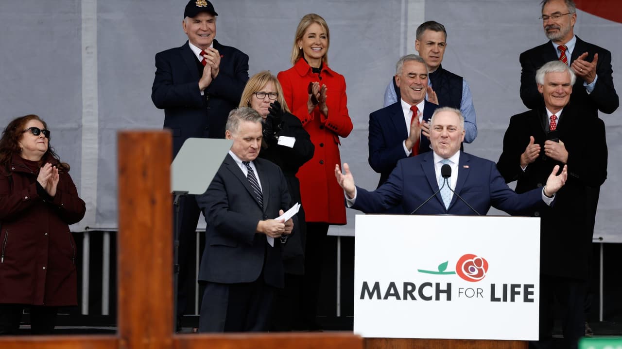 "No es solo aquí en Washington. Es de vuelta a casa en sus estados y sus comunidades. Esta lucha continúa debido a lo que está en juego. No puedo agradecerles lo suficiente por continuar esta lucha por estar dispuesto como una persona joven a defender la vida", dijo Steve Scalise, líder de la Mayoría en la Cámara de Representantes federal, uno de los oradores en el acto.