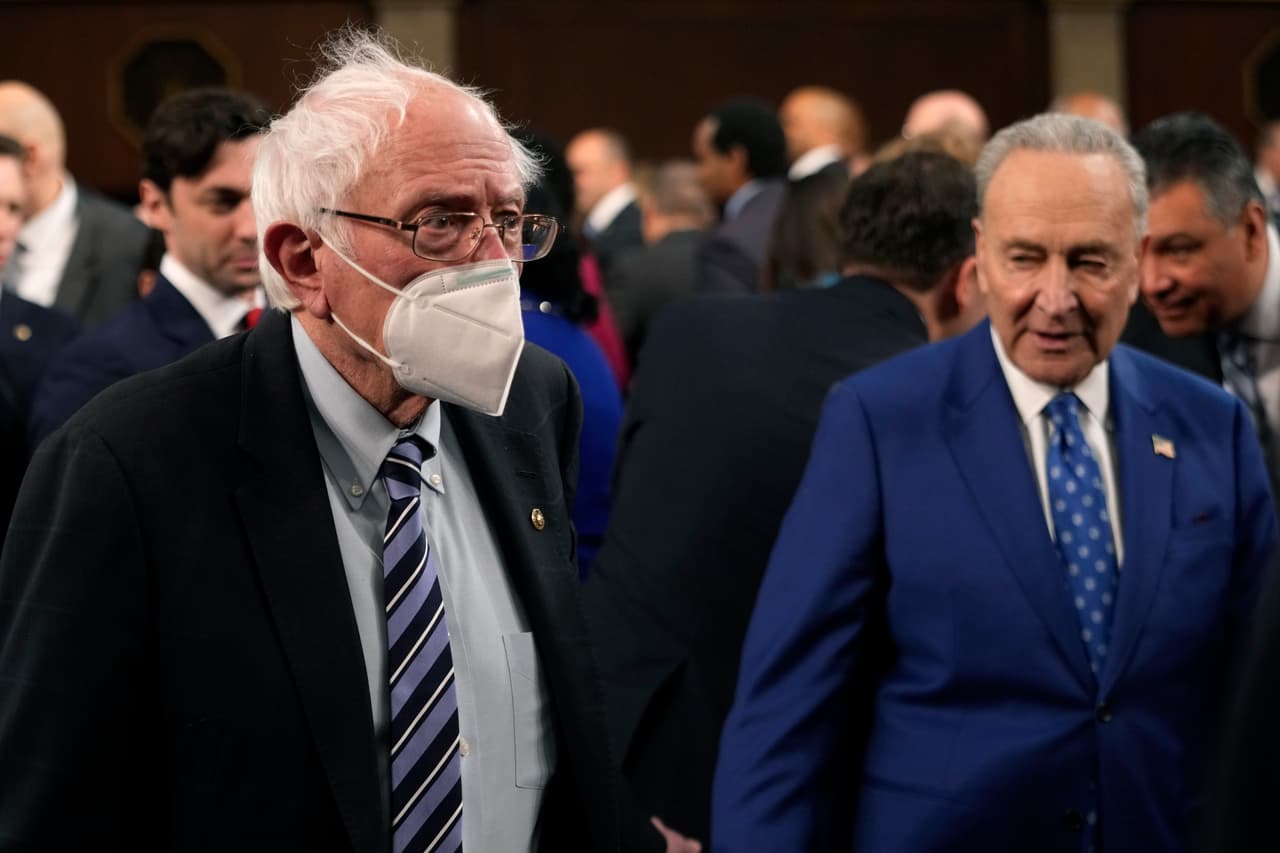 El senador por Vermont, Bernie Sanders, y el líder de la mayoría demócrata en la Cámara alta, Chuck Schumer, poco antes de que comenzara el discurso sobre el Estado de la Unión. Sanders fue uno de los pocos legisladores que usó una mascarilla en el recinto. La Casa Blanca anunció el 30 de enero que 
<a href="https://www.univision.com/noticias/estados-unidos/la-casa-blanca-anuncia-fecha-para-poner-fin-a-emergencia-sanitaria-por-covid-19" target="_blank">prevé levantar las restricciones</a> por la pandemia de covid-19 el próximo mayo. 
<br>
