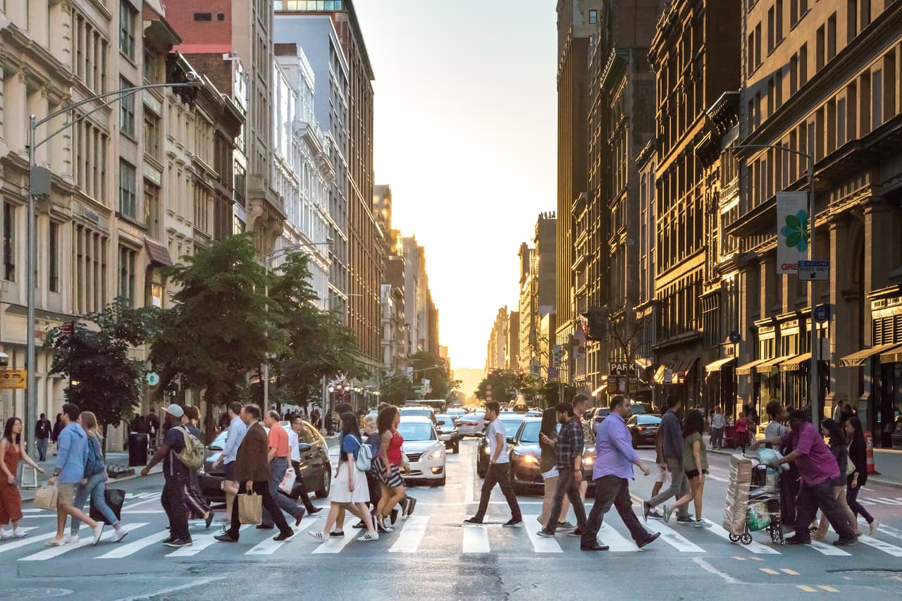 <h3 class="cms-H3-H3">2. Nueva York, Nueva York</h3>
<br>
<br>➡️ 
<b>Cantidad de personas sin techo:</b> 52,317
<br>
<br>La ciudad de Nueva York sufre una crisis de personas sin hogar. Esto se puede entender en el sentido de que esta es una ciudad muy poblada, con cerca de 8.8 millones de habitantes. Además, también ha enfrentado una importante alza en los precios de la vivienda. 
<br>
<br>De acuerdo con Business Insider, el alquiler por un apartamento de una habitación se sitúa en $3,000, por encima del promedio nacional. Además del alto costo de vida, la ciudad ha puesto medidas que prohíben la construcción de tiendas de campaña o acampar en espacios públicos.
<br>