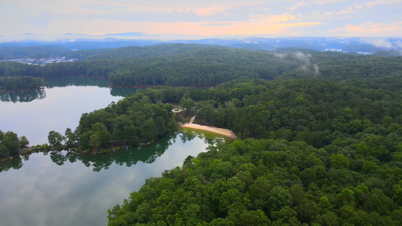 <b>Red Top Mountain State Park (Acworth)</b>
<br>
<b>Sitio web</b>: 
<a href="https://gastateparks.org/RedTopMountain">https://gastateparks.org/RedTopMountain</a> 
<br>
<a href="https://maps.app.goo.gl/PmpYbUjJMqXPewVh9"><b>Cómo llegar</b></a>
<b> </b>
<br>
<br>Ubicado a unas 40 millas al noroeste de Atlanta, Red Top Mountain State Park es uno de los parques más pintorescos y populares de Georgia, debido a que muchos lo consideran el epicentro de muchas aventuras acuáticas y al aire libre.