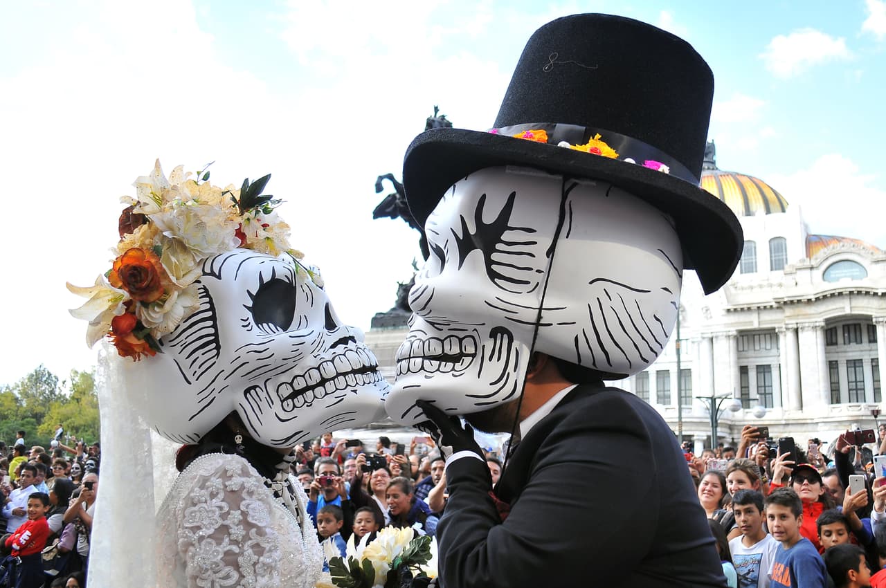 Los involucrados paseaban con carros alegóricos que aluden a la muerte, alebrijes, comparsas musicales y marionetas.