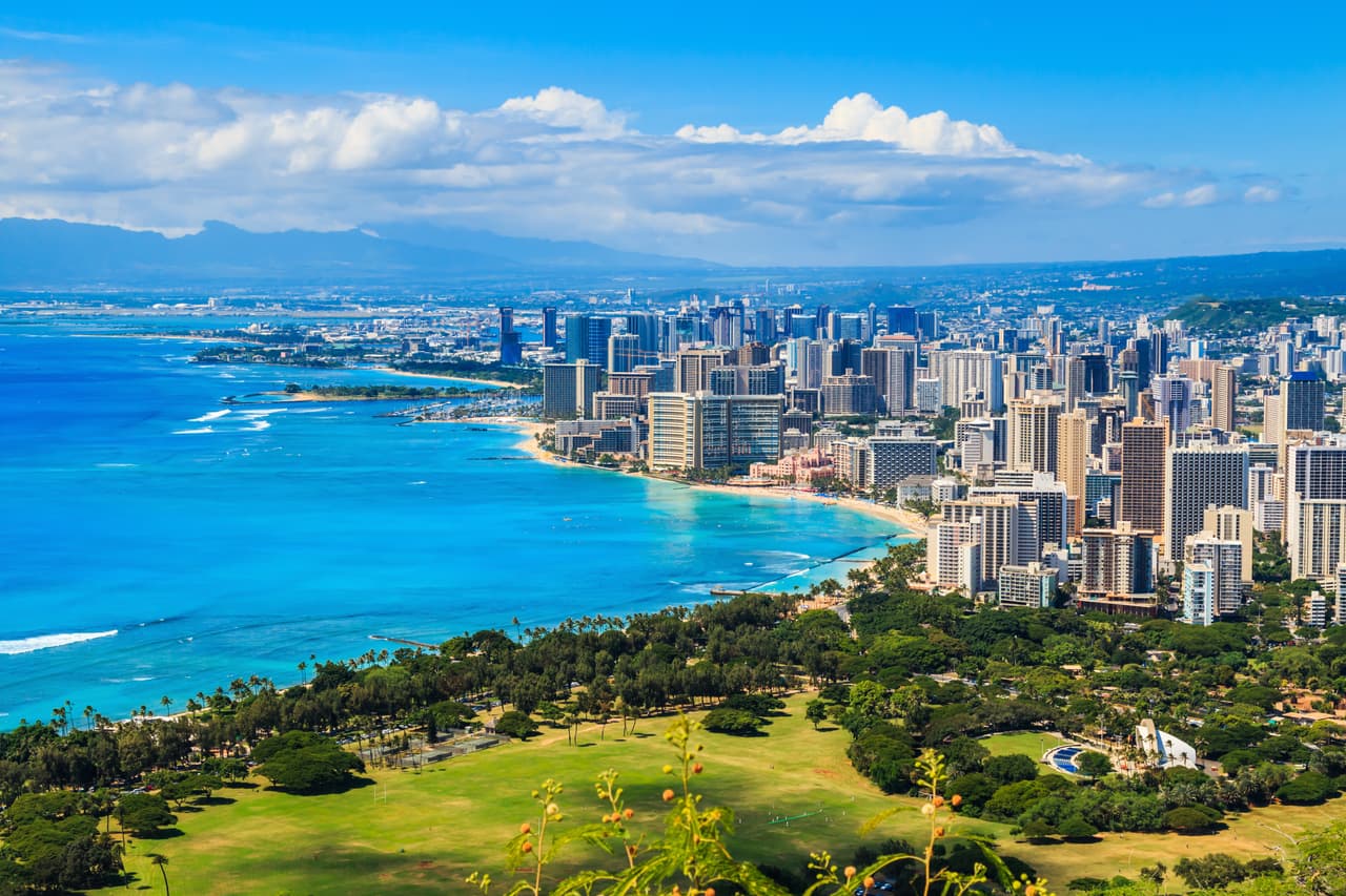<h3 class="cms-H3-H3"><b>2. Hawaii </b></h3>
<br>
<ul>
 <li><b>Costo promedio por el galón de gasolina:</b> $4.42</li>
 <li><b>Diferencia vs. promedio nacional: </b>+$0.96</li>
 <li><b>Costo promedio hace un mes:</b> $4.32</li>
 <li><b>Costo promedio hace un año:</b> $3.34</li>
</ul>