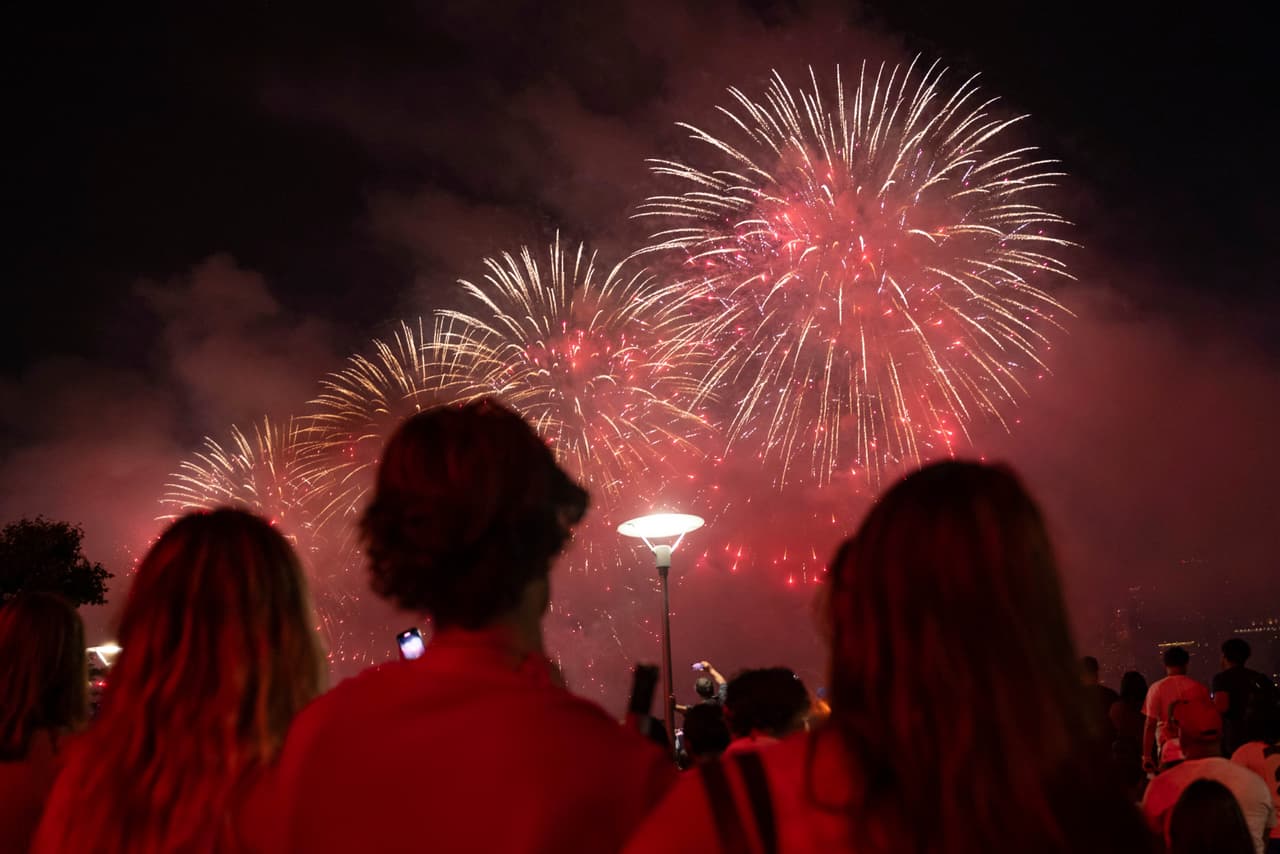Unos 2 millones de personas fueron a ver este tradicional espectáculo en los siete puntos establecidos en Queens, Manhattan y Brooklyn.