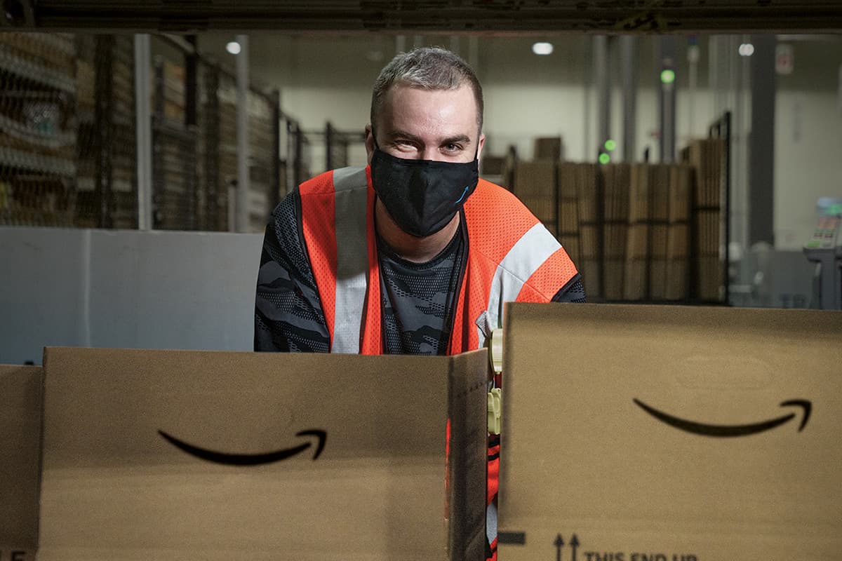 <b>Amazon</b> planea contratar 150,000 trabajadores para la temporada de fin de año, ofreciendo un salario medio de 
<b>18 dólares por hora</b> para los nuevos empleados y primas de hasta 3,000 dólares al momento de contratar, con lo que busca hacer frente al pico de actividad durante la temporada de fiestas de fin de año.
<br>
<br>A continuación te presentamos 
<a href="https://hiring.amazon.com/?cmpid=OAAAMK0378H3#/" target="_blank">algunas de las ofertas más atractivas de la compañía.</a>