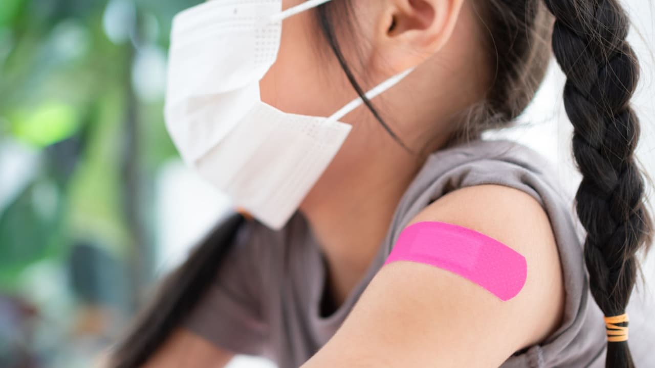 Los padres deben confirmar con el consultorio médico de su hijo si están proporcionando vacunas contra el COVID. Algunos consultorios médicos estaban esperando para hacer pedidos de dosis para niños de 6 meses a 5 años hasta que la vacuna recibió la aprobación federal formal el pasado fin de semana. Por lo que es posible que esas oficinas no reciban envíos hasta la próxima semana.
<br>