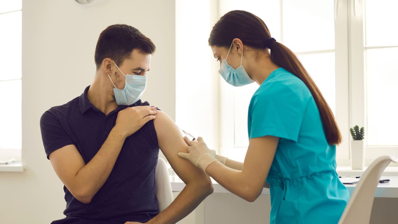 La efectividad de las vacunas contra gripe y coronavirus es de entre 6 a 12 meses: especialista