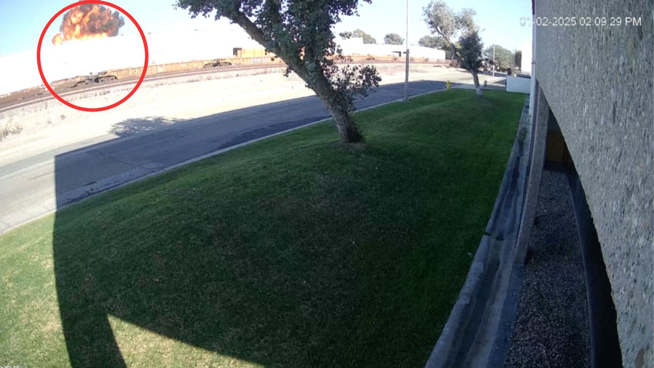 Imágenes de una cámara de seguridad de Rucci Forge —un fabricante de ruedas ubicado al otro lado de la calle— muestran una enorme explosión y una gran columna de humo negro cuando el avión pareció introducirse en el edificio, inclinándose hacia un costado.
<br>