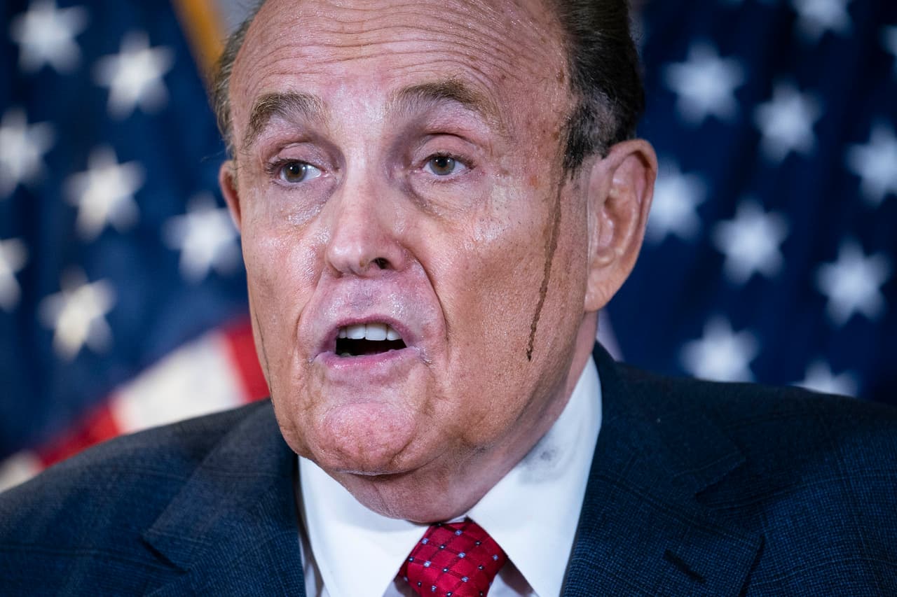 Pero el tinte corrido de Giuliani fue el foco de atención del evento. Al menos lo que enseguida se hizo viral.