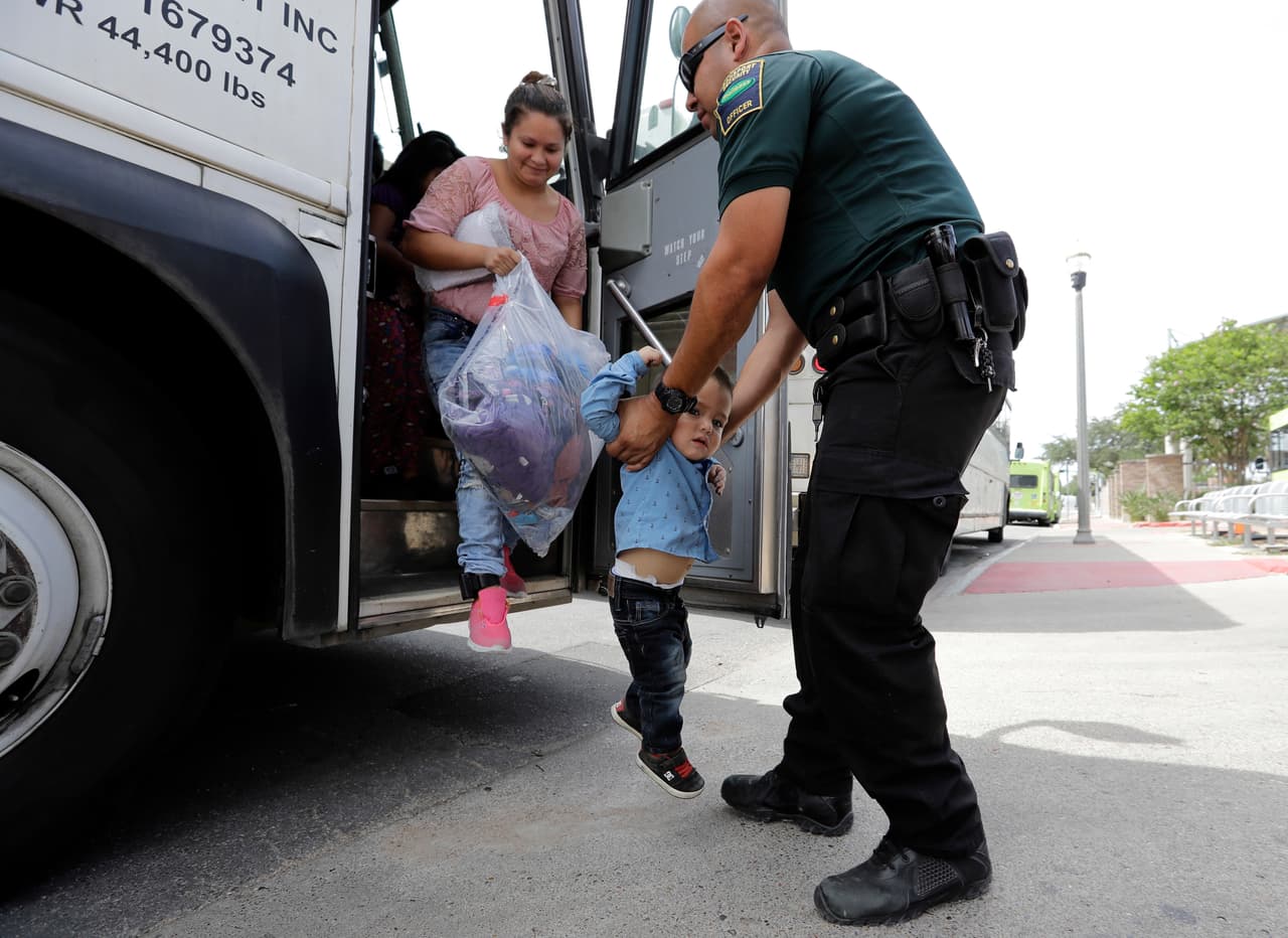 Un oficial de transporte ayuda a Dilma Hernández y a su hijo, Anderson a bajar del autobús después de que fueron procesados y liberados por la Oficina de Aduanas y Protección fronteriza. 24 de junio de 2018.