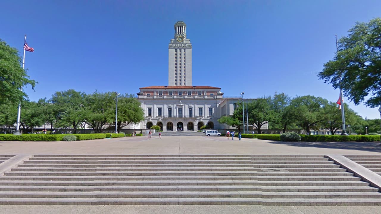 Uno de los primeros tiroteos masivos de los que se tiene registro en el estado ocurrió el 1 de agosto de 1966 en el campus de la Universidad de Texas de Austin, donde 
<a href="https://murderpedia.org/male.W/w/whitman-charles.htm" target="_blank">un pistolero subió a la torre principal</a> del establecimiento y empezó a disparar. 14 personas murieron y 31 resultaron heridas.