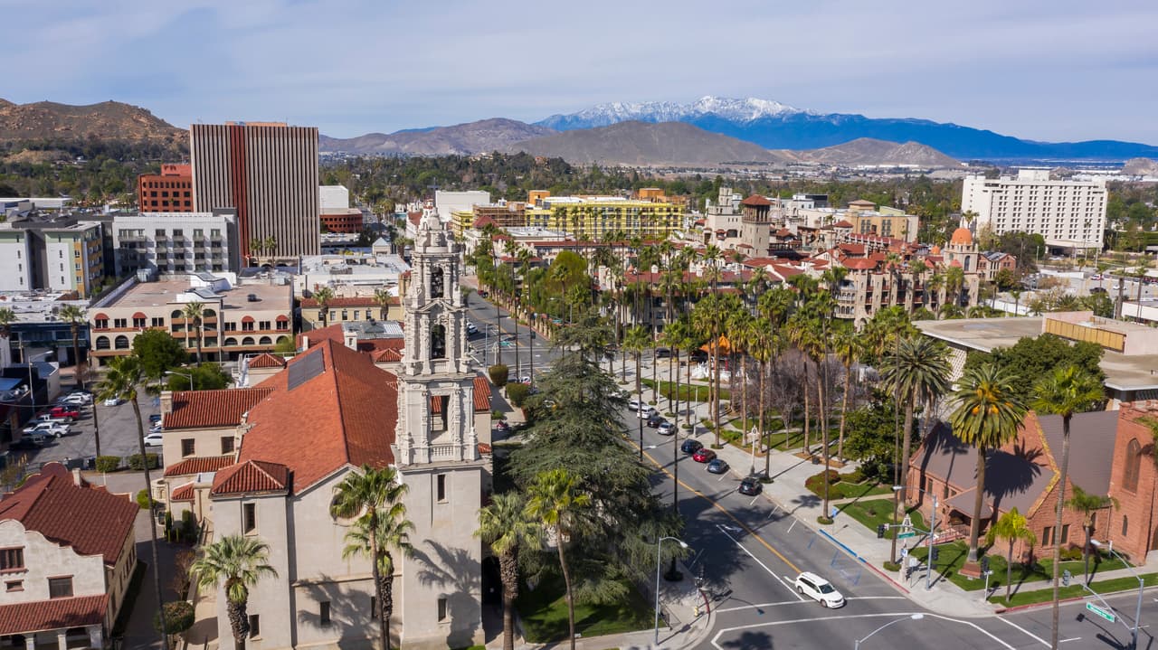 <h3 class="cms-H3-H3">12. Riverside-San Bernardino-Ontario, California</h3>
<br>
<br>➡️ 
<b>Precio promedio, mayo 2022:</b> $599,000
<br>
<br>➡️ 
<b>Aumento en el precio promedio, de mayo de 2021 a mayo de 2022: </b>+14.2%
<br>
<br>➡️ 
<b>Promedio de días que dura una casa en el mercado:</b> 27
<br>