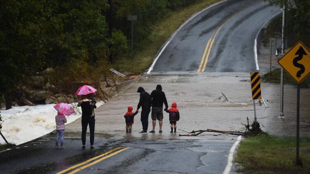<b>Durante la inundación</b>
<br>Mantente al tanto de las condiciones del clima y las alertas relacionadas. Obedece las órdenes de evacuación que emiten las autoridades y dirígete a un terreno más alto. Antes de salir cierra tu casa, si tienes tiempo, desconecte los servicios públicos y los electrodomésticos.