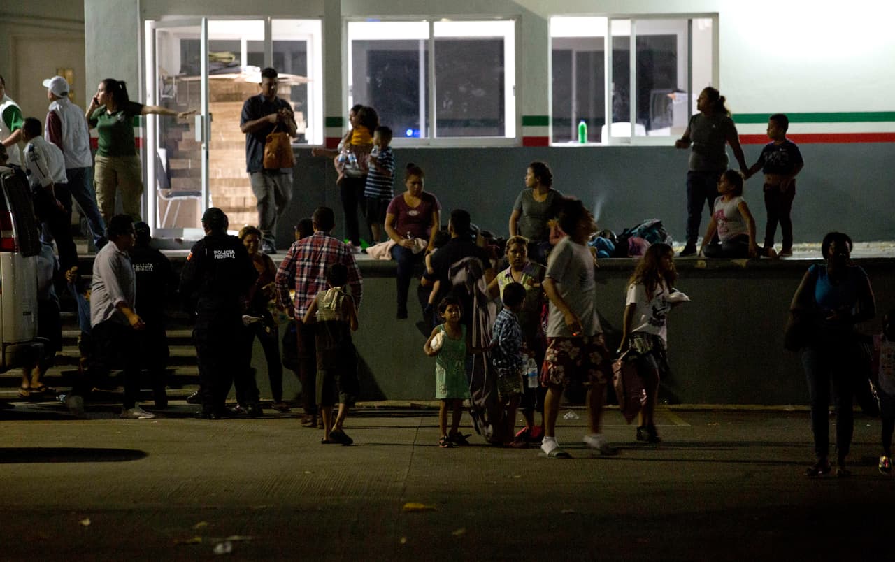 En esta imagen, migrantes esperan frente al centro de Tapachula, en Chiapas. De las personas fugadas, 
<b>unas 700 regresaron al centro pero otras 600 no han sido ubicadas aún</b>, declaró el INM.