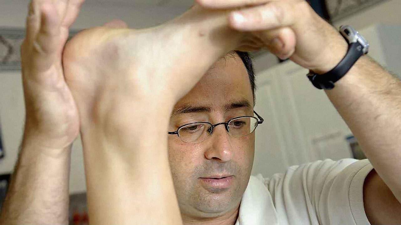 La estrategia de Larry Nassar fue incluir sus acciones abusivas en el consultorio como parte un tratamiento médico avalado y legítimo. El mecanismo le resultó efectivo incluso para engañar los reportes policiales en los que, como quedó registrado en 2014, 
<a href="http://www.mlive.com/news/index.ssf/page/msu_doctor_alleged_sexual_assault.html">la oficina del Condado de Ingham dedujo “que los tratamientos de Nassar eran médicamente apropiados”.</a>
