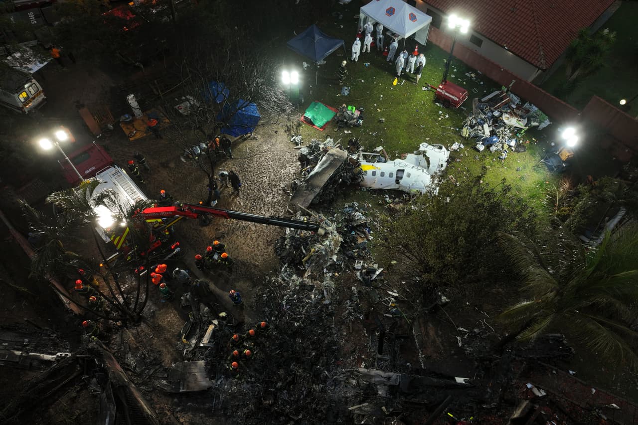 Equipos de emergencias y rescates en el lugar donde se precipitó el avión en Vinhedo, Sao Paulo.
