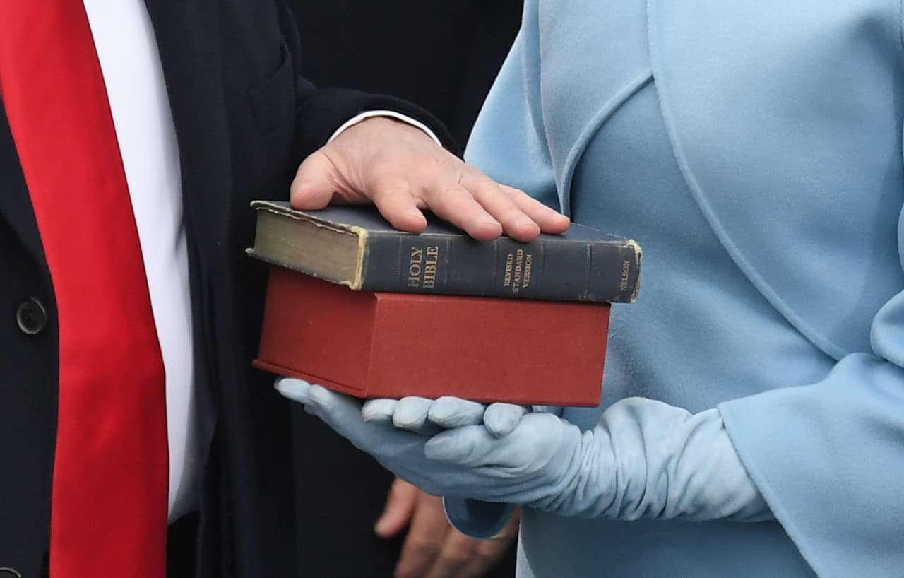 <b>Día 1/Enero 20</b> Donald Trump es juramentado como presidente de los Estados Unidos. Prometió terminar lo que él llamó una "carnicería americana" de fábricas oxidadas y crimen. En tono desafiante aseguró que los trabajadores estadounidenses han sido devastados por la salida de las fábricas norteamericanas al extranjero. " Estados Unidos comenzará a ganar de nuevo, como nunca antes. Traeremos de vuelta nuestros empleos. Traeremos de vuelta nuestras fronteras. Traeremos de vuelta nuestra riqueza. Y traeremos de vuelta nuestros sueños", aseguró. 
<b><a href="https://www.univision.com/noticias/politica/los-diez-hechos-mas-importantes-del-dia-en-que-trump-tomo-juramento-como-presidente-de-eeuu">Mientras el nuevo presidente se juramentaba, manifestantes en su contra protestaban en el centro de Washington</a></b>. Los activistas rompieron ventanas, bloquearon el tráfico y pelearon con la policía. Más de 200 personas fueron arrestadas.