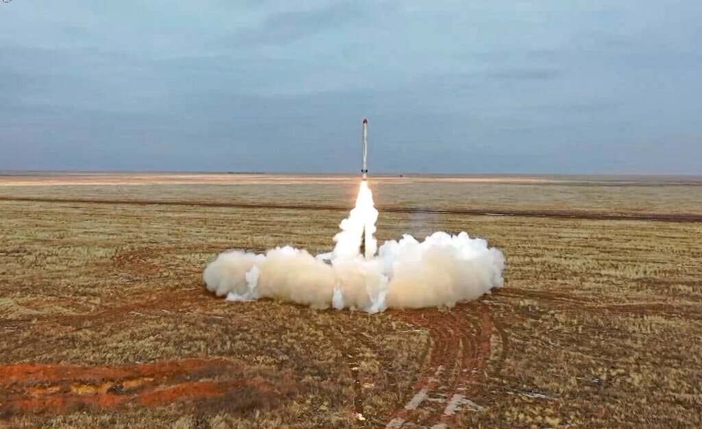 También se lanzó este sábado un lanzamiento práctico del 
<b>misil de crucero terrestre Iskander</b>, desde el campo de entrenamiento de Kapustin Yar en la región de Astrakhan.