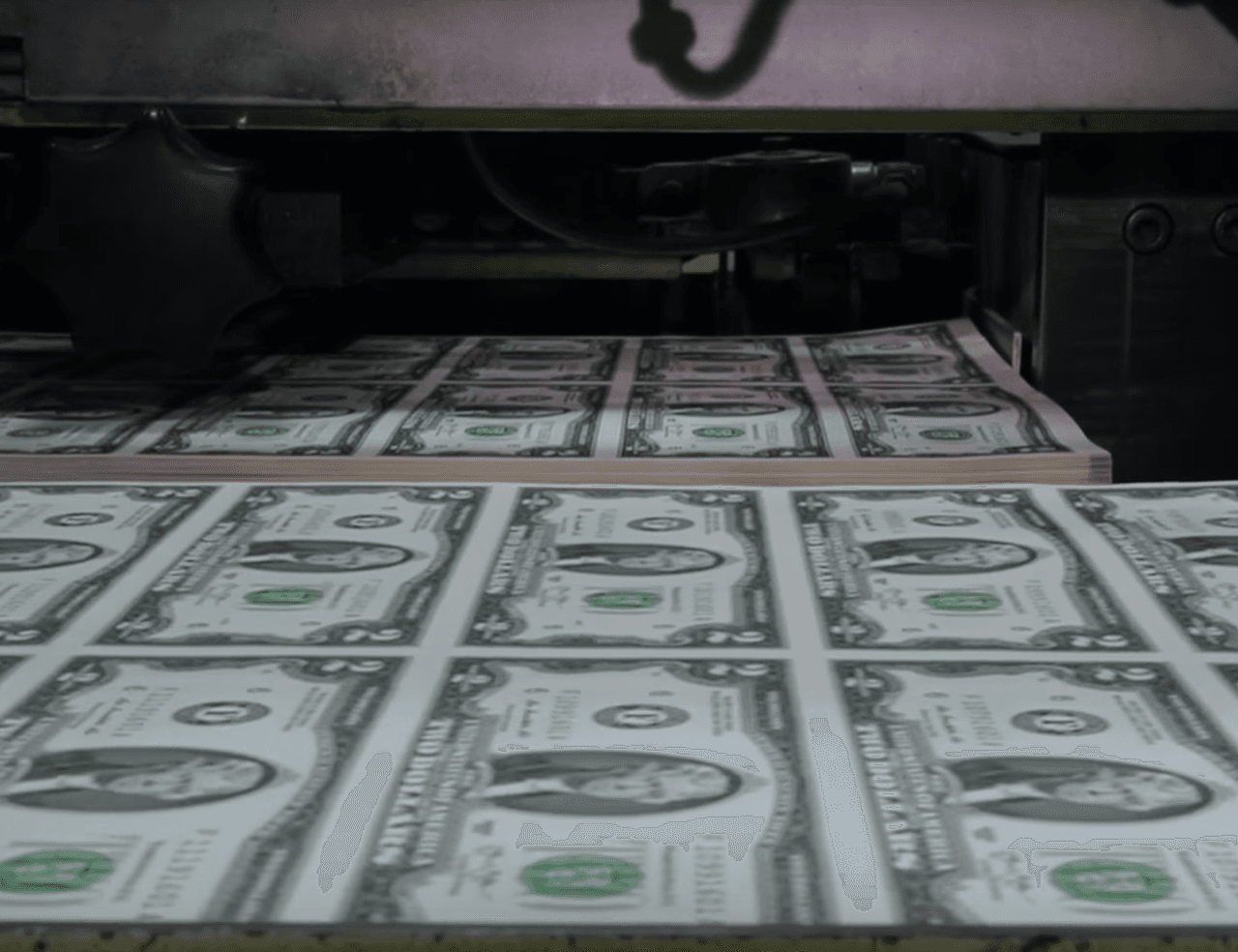 De acuerdo con el Departamento del Tesoro de EEUU. El 
<b><a href="https://www.univision.com/local/los-angeles-kmex/en-fotos-estos-billetes-de-un-dolar-pueden-llegar-a-valer-mil-veces-mas-tienes-alguno-fotos">billete</a></b> de $ 2 no se ha eliminado de la circulación y sigue siendo una denominación circulante del papel moneda de los Estados Unidos.